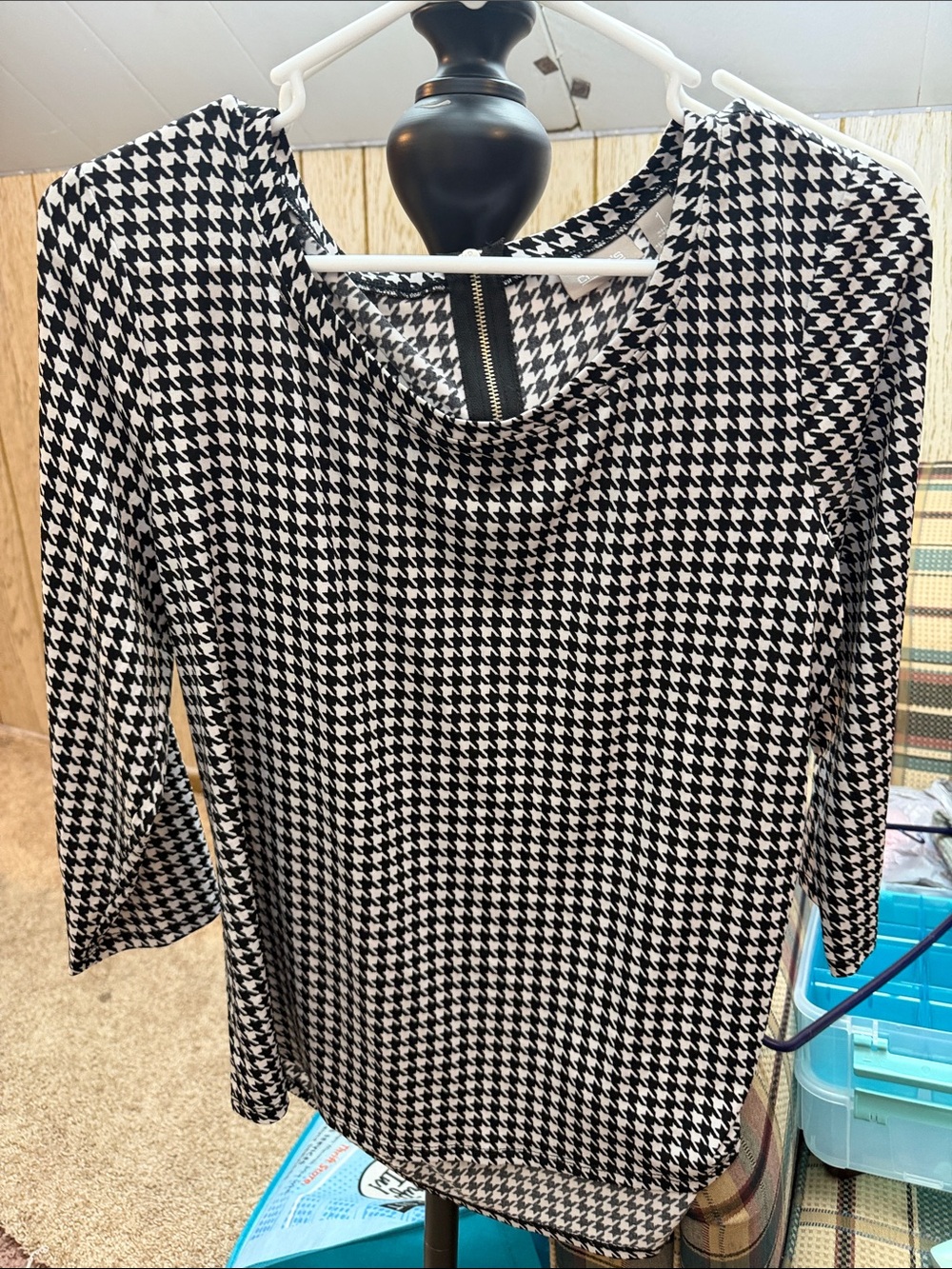Chicos Women's Black and White Houndstooth Long Sleeve Top zipper back